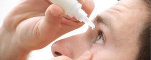 Aplicación de gotas o lágrimas artificiales para ojo seco