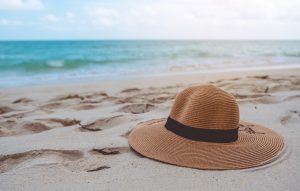Sombrero en la playa para protegerse de la luz del sol en el verano
