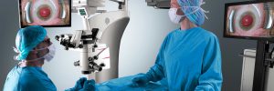 Oftalmólogos realizando cirugía 3D en paciente, implementando tecnología de punta