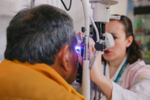 Oftalmólogo revisando a paciente en consulta por ojo seco