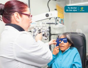 oftalmologo de salauno revisa a un paciente en clinica