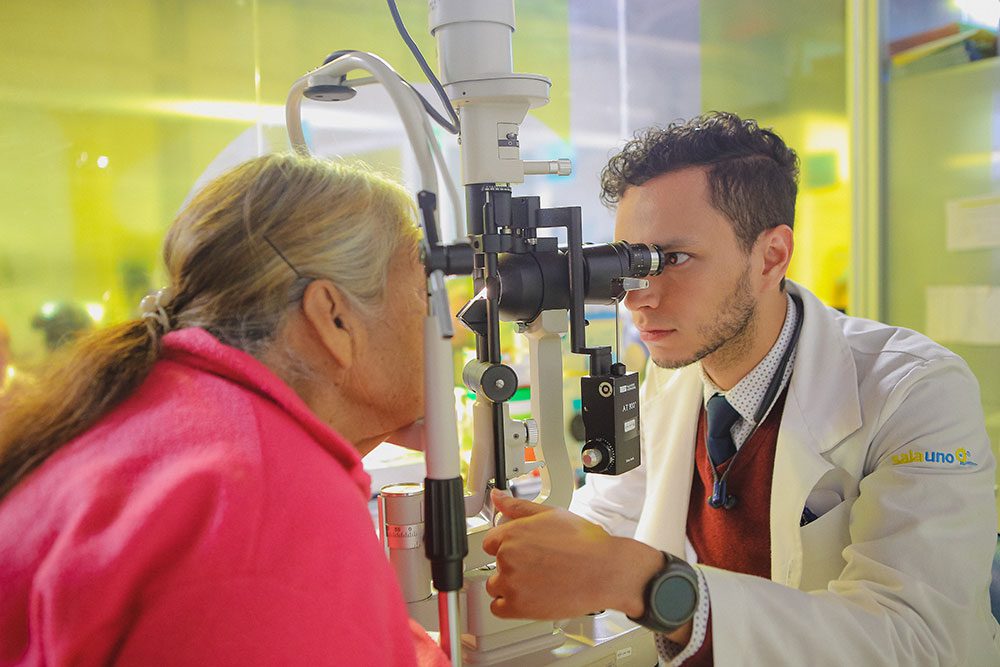 Médico oftalmólogo revisa a una paciente en salauno