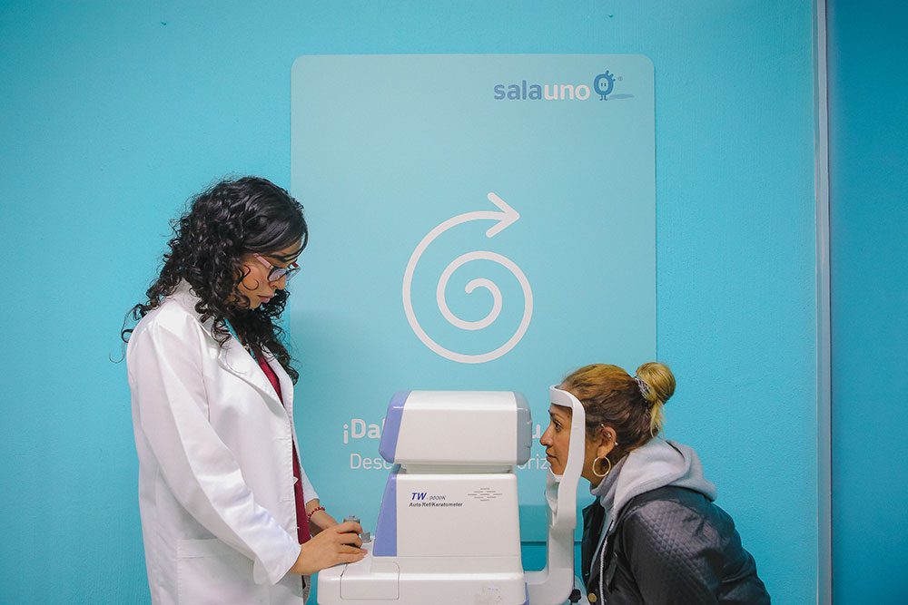 Médico oftalmóloga realiza un examen de la vista a paciente de salauno