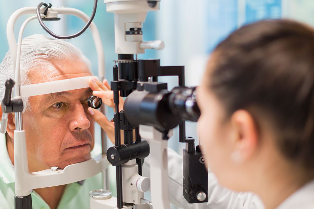 Médico oftalmóloga haciendo un examen ocular en salauno